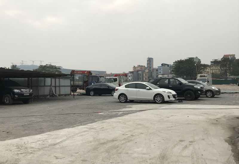 Hà Nội: Phạt bãi xe không phép trên đường Phạm Hùng - Ảnh 2