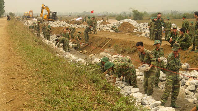 Người dân cùng đồng hành xây dựng tường rào quanh sân bay Miếu  Môn - Ảnh 6