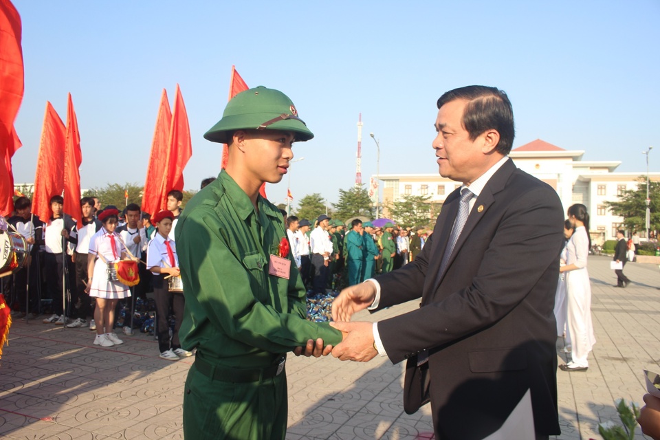Hơn 5.000 thanh niên Quảng Nam, Quảng Ngãi phấn khởi lên đường nhập ngũ - Ảnh 1