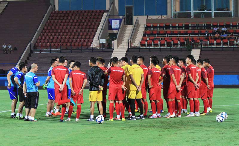 [Ảnh] U23 Việt Nam làm quen sân Việt Trì trước trận với U23 Myanmar - Ảnh 1