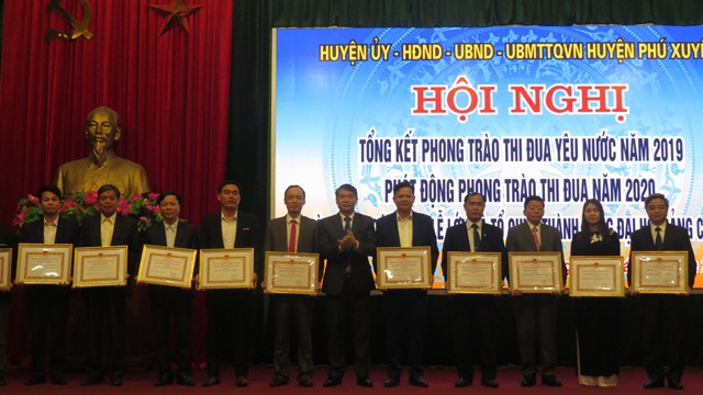 71 tập thể, cá nhân huyện Phú Xuyên được Chủ tịch UBND TP khen thưởng - Ảnh 2
