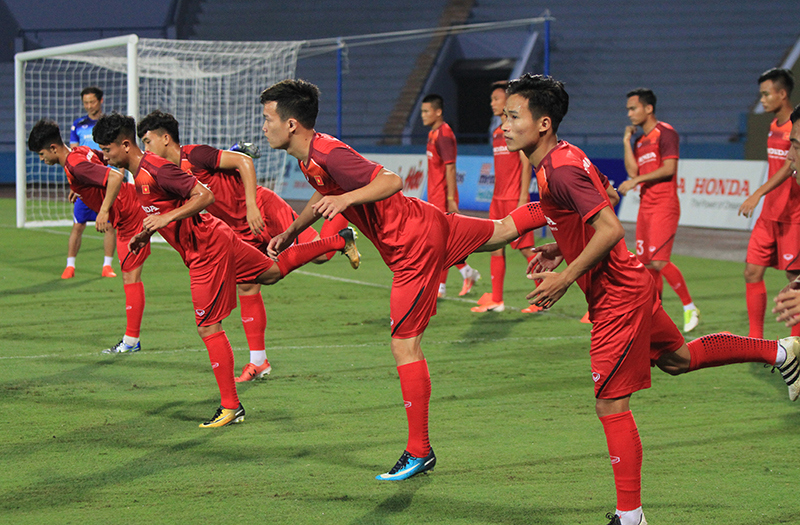 [Ảnh] U23 Việt Nam làm quen sân Việt Trì trước trận với U23 Myanmar - Ảnh 7