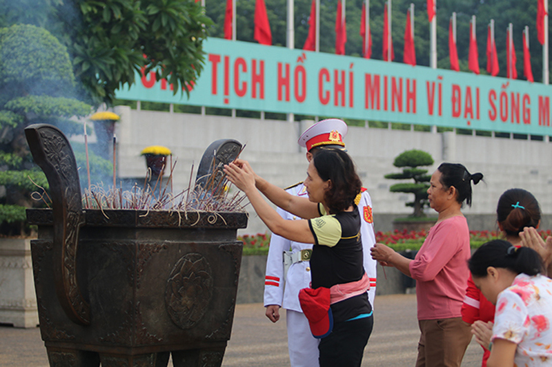 Hàng nghìn người trang nghiêm xếp hàng vào lăng viếng Chủ tịch Hồ Chí Minh - Ảnh 10