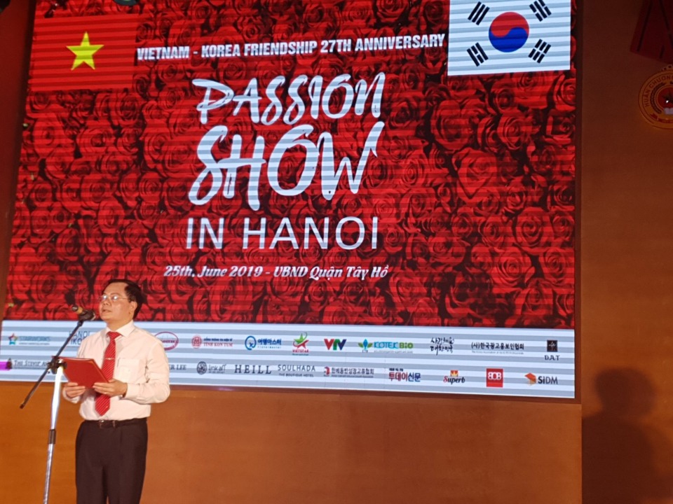 Hanbok, Áo dài cùng "đua sắc" tại đêm hội Passion Show in Hanoi - Ảnh 1