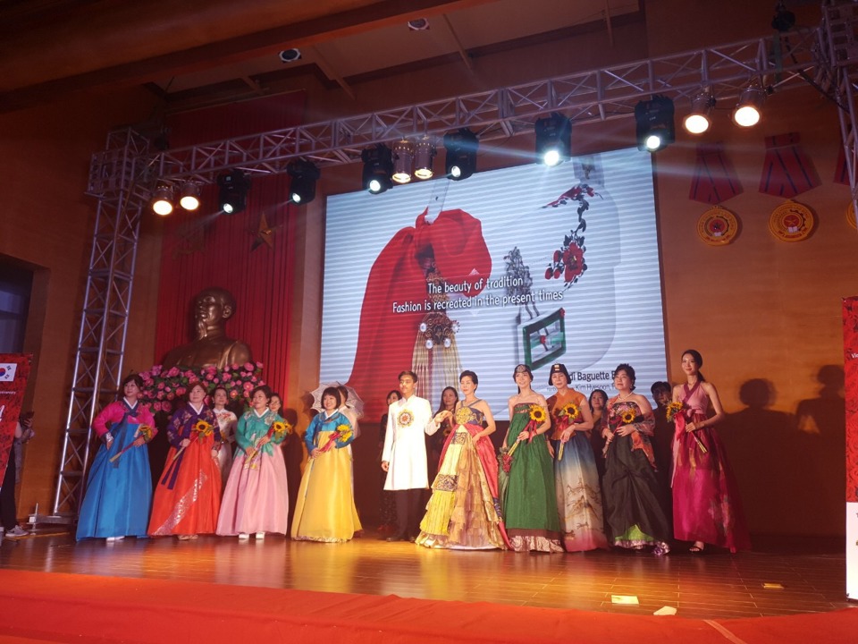 Hanbok, Áo dài cùng "đua sắc" tại đêm hội Passion Show in Hanoi - Ảnh 2