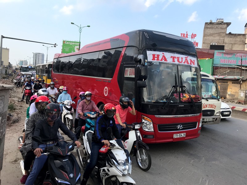 Dòng người đổ về Hà Nội sau nghỉ lễ, đường phố ùn tắc nghiêm trọng - Ảnh 9