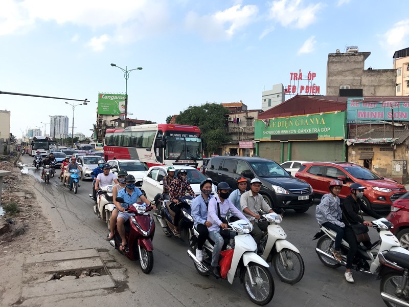Dòng người đổ về Hà Nội sau nghỉ lễ, đường phố ùn tắc nghiêm trọng - Ảnh 10