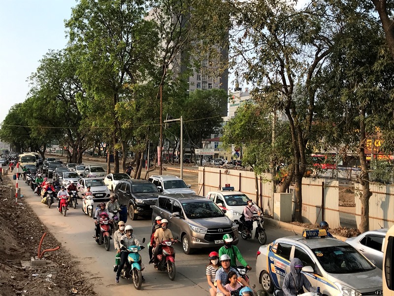 Dòng người đổ về Hà Nội sau nghỉ lễ, đường phố ùn tắc nghiêm trọng - Ảnh 11