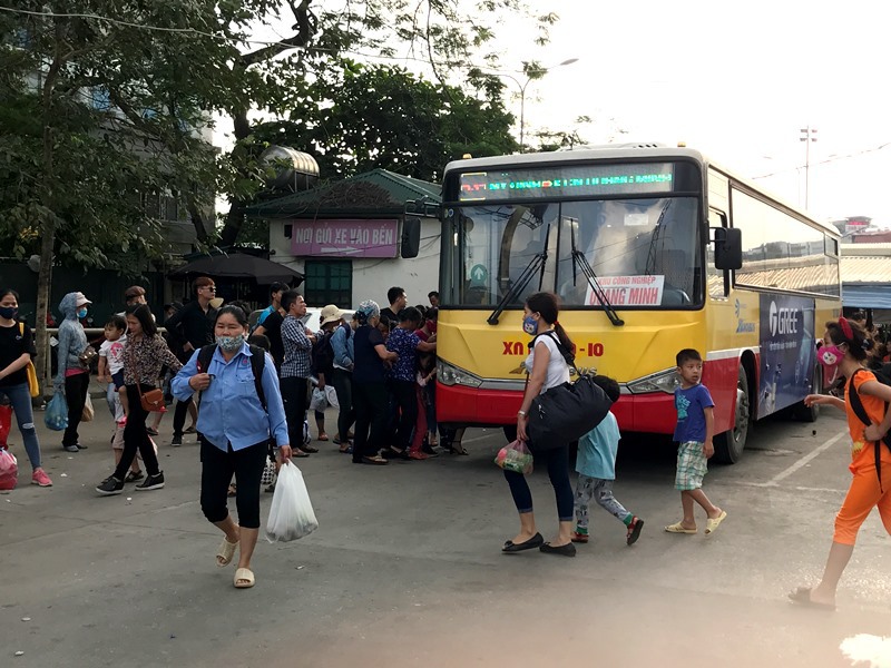 Dòng người đổ về Hà Nội sau nghỉ lễ, đường phố ùn tắc nghiêm trọng - Ảnh 5