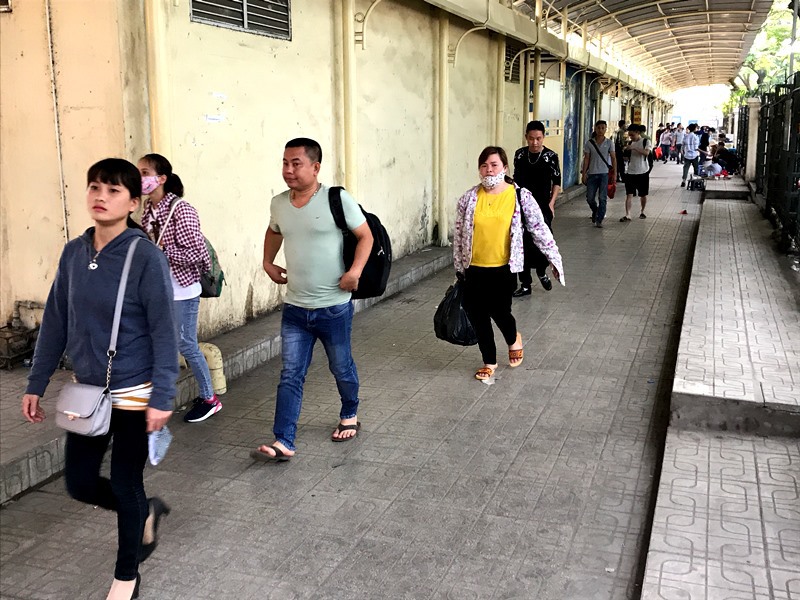 Dòng người đổ về Hà Nội sau nghỉ lễ, đường phố ùn tắc nghiêm trọng - Ảnh 6
