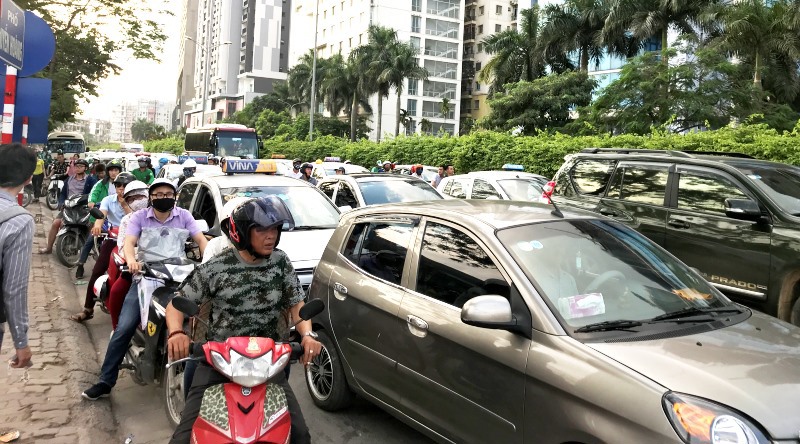 Dòng người đổ về Hà Nội sau nghỉ lễ, đường phố ùn tắc nghiêm trọng - Ảnh 8