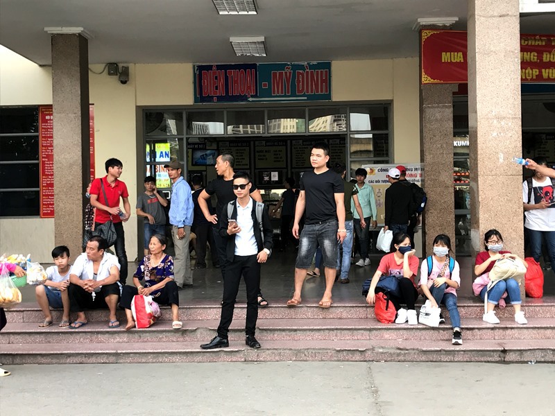 Dòng người đổ về Hà Nội sau nghỉ lễ, đường phố ùn tắc nghiêm trọng - Ảnh 7
