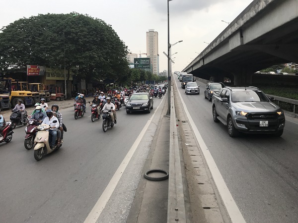 Dòng người đổ về Hà Nội sau nghỉ lễ, đường phố ùn tắc nghiêm trọng - Ảnh 12
