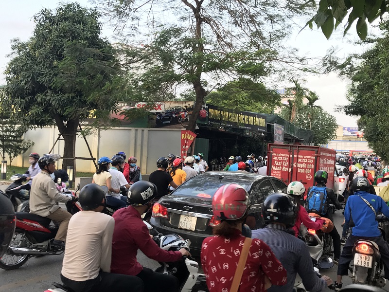 Dòng người đổ về Hà Nội sau nghỉ lễ, đường phố ùn tắc nghiêm trọng - Ảnh 13