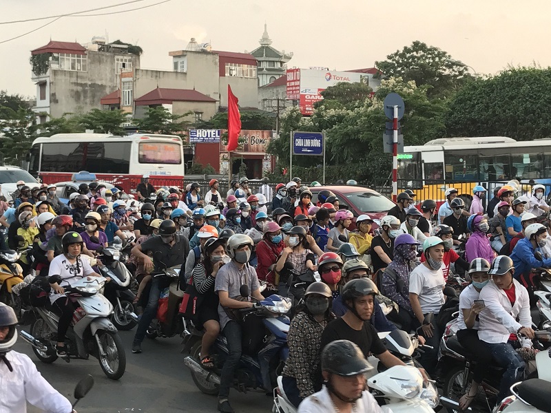 Dòng người đổ về Hà Nội sau nghỉ lễ, đường phố ùn tắc nghiêm trọng - Ảnh 14