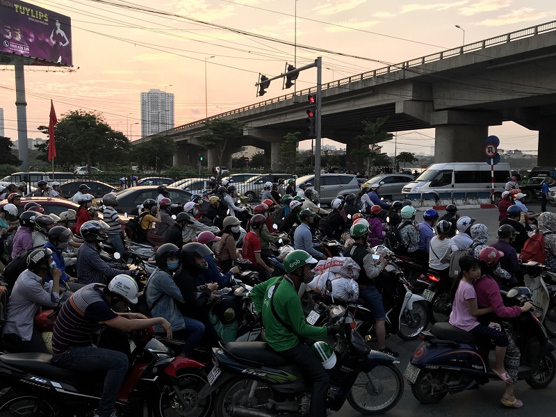 Dòng người đổ về Hà Nội sau nghỉ lễ, đường phố ùn tắc nghiêm trọng - Ảnh 15