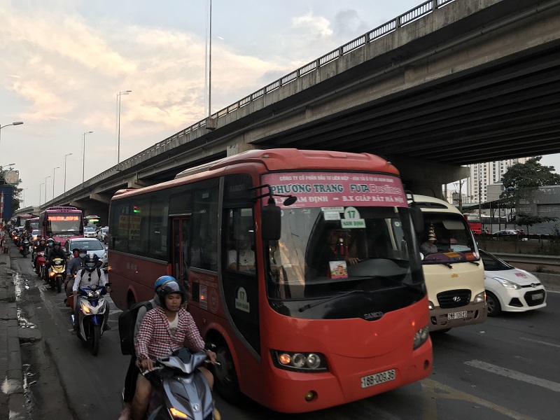 Dòng người đổ về Hà Nội sau nghỉ lễ, đường phố ùn tắc nghiêm trọng - Ảnh 16