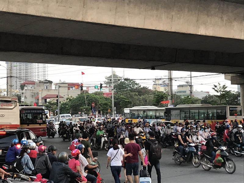 Dòng người đổ về Hà Nội sau nghỉ lễ, đường phố ùn tắc nghiêm trọng - Ảnh 17