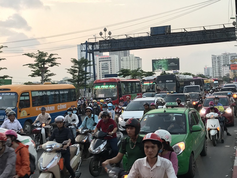 Dòng người đổ về Hà Nội sau nghỉ lễ, đường phố ùn tắc nghiêm trọng - Ảnh 18