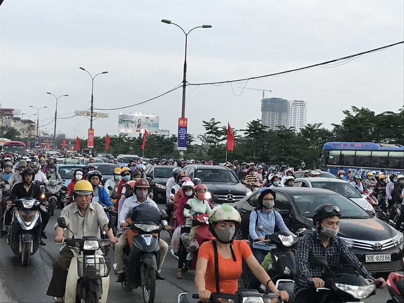 Dòng người đổ về Hà Nội sau nghỉ lễ, đường phố ùn tắc nghiêm trọng - Ảnh 19