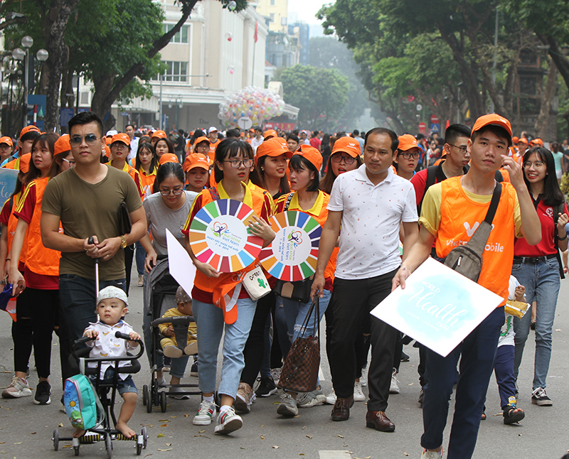 [Ảnh] Hơn 5.000 người đi bộ hưởng ứng Ngày Sức khỏe thế giới - Ảnh 8