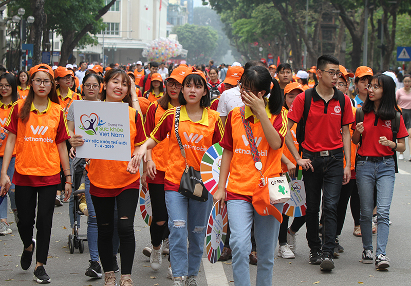 [Ảnh] Hơn 5.000 người đi bộ hưởng ứng Ngày Sức khỏe thế giới - Ảnh 9