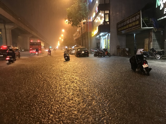 Hà Nội: Nhiều tuyến đường ngập sâu trong trận mưa lớn đầu mùa - Ảnh 2