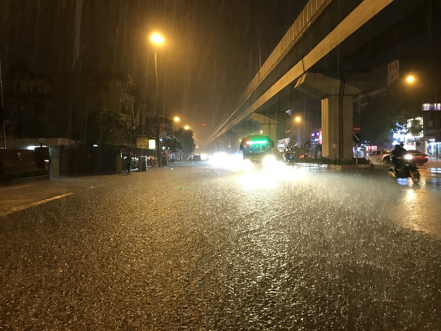Hà Nội: Nhiều tuyến đường ngập sâu trong trận mưa lớn đầu mùa - Ảnh 6