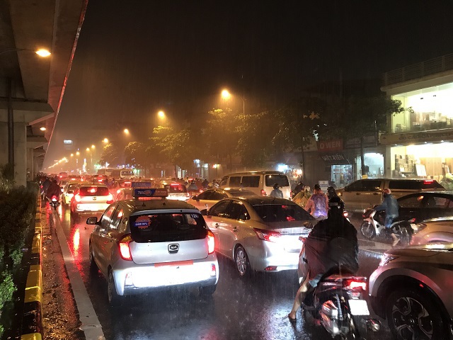 Hà Nội: Nhiều tuyến đường ngập sâu trong trận mưa lớn đầu mùa - Ảnh 7