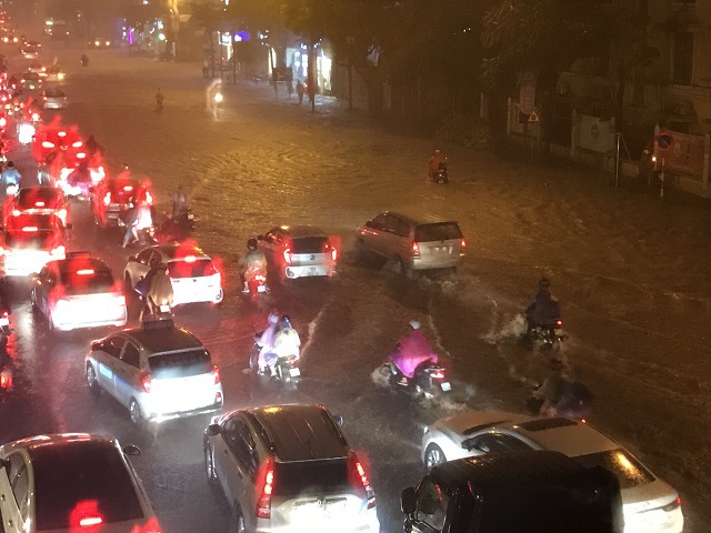 Hà Nội: Nhiều tuyến đường ngập sâu trong trận mưa lớn đầu mùa - Ảnh 8