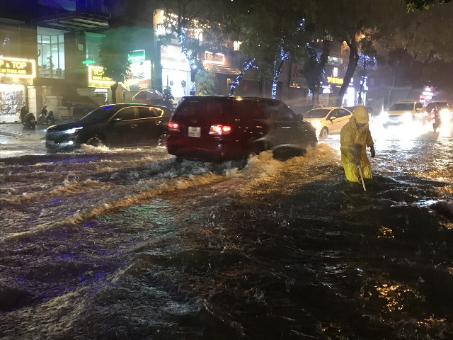 Hà Nội: Nhiều tuyến đường ngập sâu trong trận mưa lớn đầu mùa - Ảnh 15