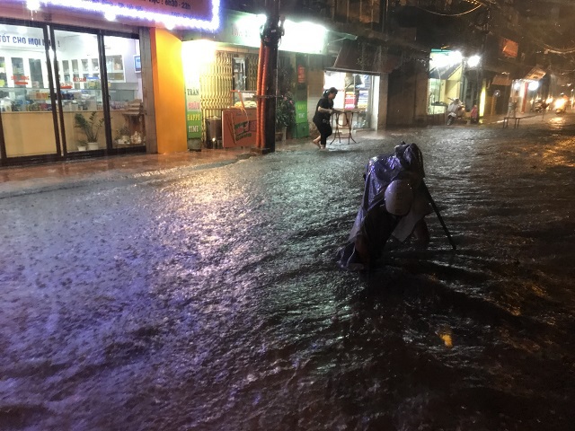 Hà Nội: Nhiều tuyến đường ngập sâu trong trận mưa lớn đầu mùa - Ảnh 17