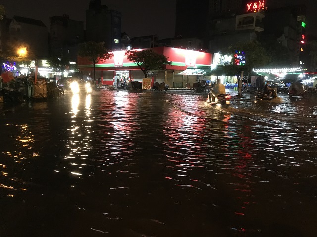 Hà Nội: Nhiều tuyến đường ngập sâu trong trận mưa lớn đầu mùa - Ảnh 18