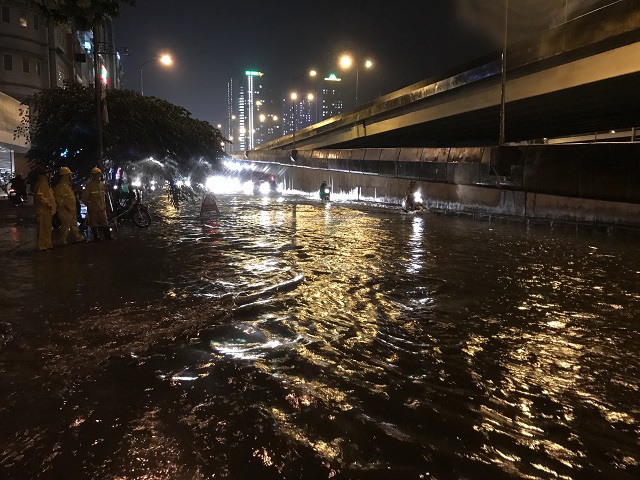 Hà Nội: Nhiều tuyến đường ngập sâu trong trận mưa lớn đầu mùa - Ảnh 21