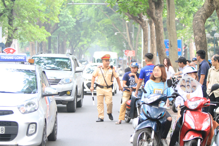 Thi THPT Quốc gia 2019: Thí sinh hớt hải trong buổi thi đầu tiên - Ảnh 4