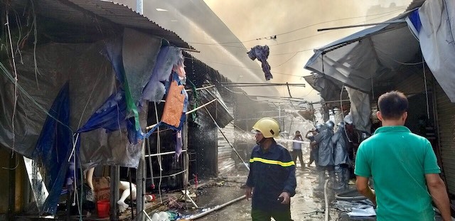 Hà Nội: Đã khống chế vụ cháy 776 m2 chợ Tó, huyện Đông Anh - Ảnh 4