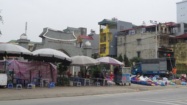 Tại huyện Thường Tín: Chợ cóc “quây” nghĩa trang liệt sĩ xã Văn Phú - Ảnh 2