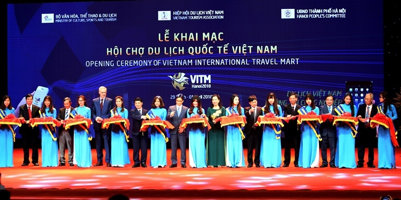 Người dân xếp hàng mua vé máy bay, tour giá rẻ tại VITM Hà Nội 2018 - Ảnh 2
