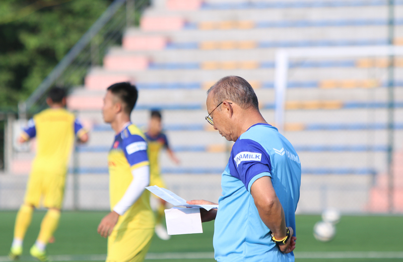 [Ảnh] HLV Park Hang-seo đội nắng chỉ đạo học trò vượt khó với sân cỏ nhân tạo - Ảnh 5