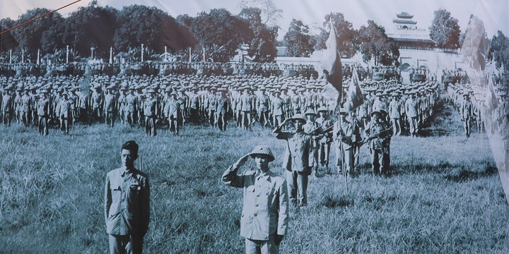 Hàng nghìn người dân dự lễ chào cờ lịch sử kỷ niệm 65 năm Ngày Giải phóng Thủ đô - Ảnh 1