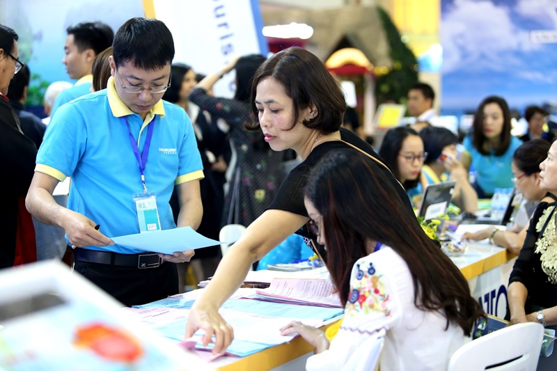 Người dân xếp hàng mua vé máy bay, tour giá rẻ tại VITM Hà Nội 2018 - Ảnh 8