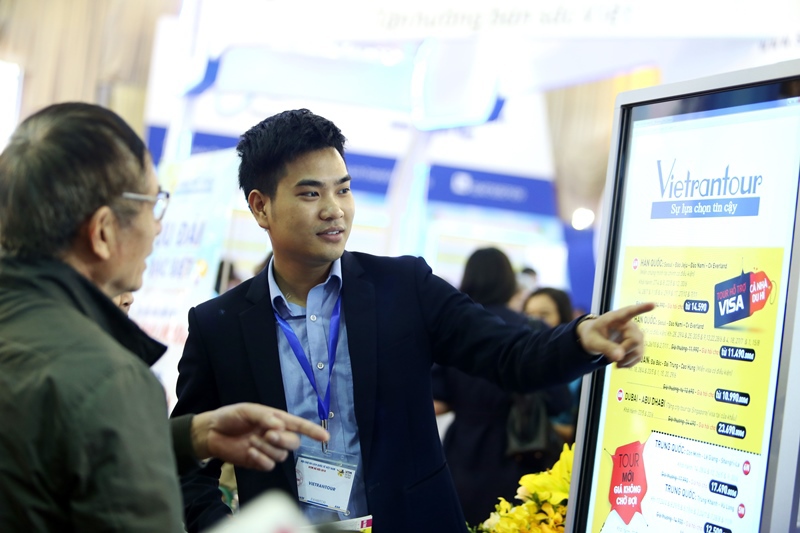 Người dân xếp hàng mua vé máy bay, tour giá rẻ tại VITM Hà Nội 2018 - Ảnh 9