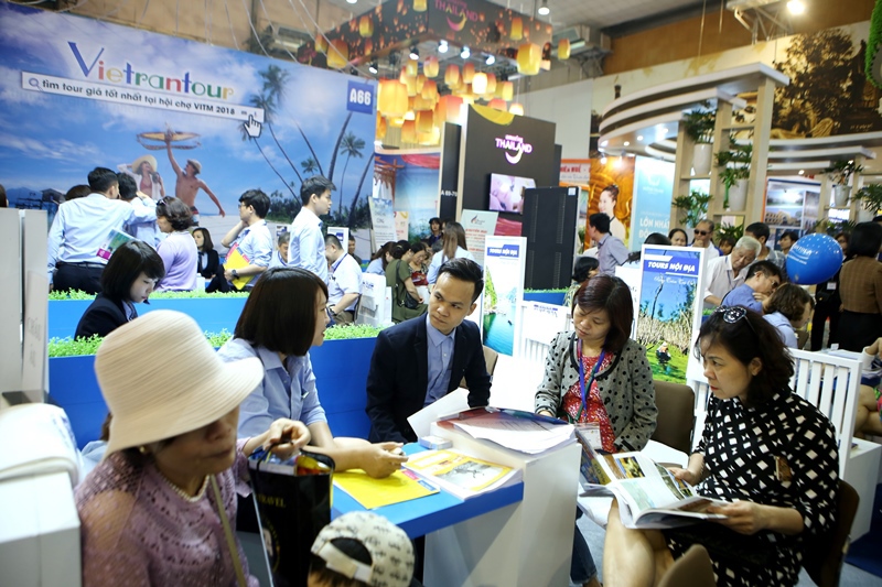 Người dân xếp hàng mua vé máy bay, tour giá rẻ tại VITM Hà Nội 2018 - Ảnh 10