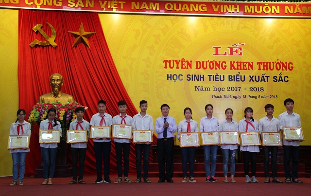 Huyện Thạch Thất tuyên dương 211 học sinh tiêu biểu xuất sắc - Ảnh 1