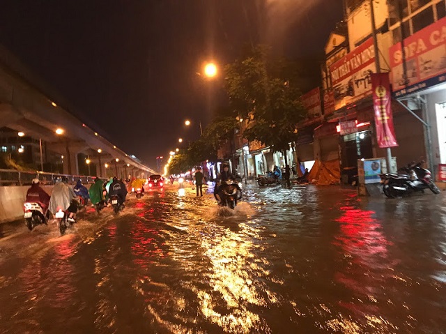 Mưa lớn tại Hà Nội giờ tan tầm, nhiều tuyến phố ngập úng - Ảnh 9