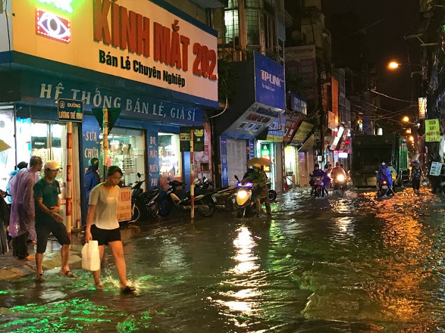 Mưa lớn tại Hà Nội giờ tan tầm, nhiều tuyến phố ngập úng - Ảnh 11