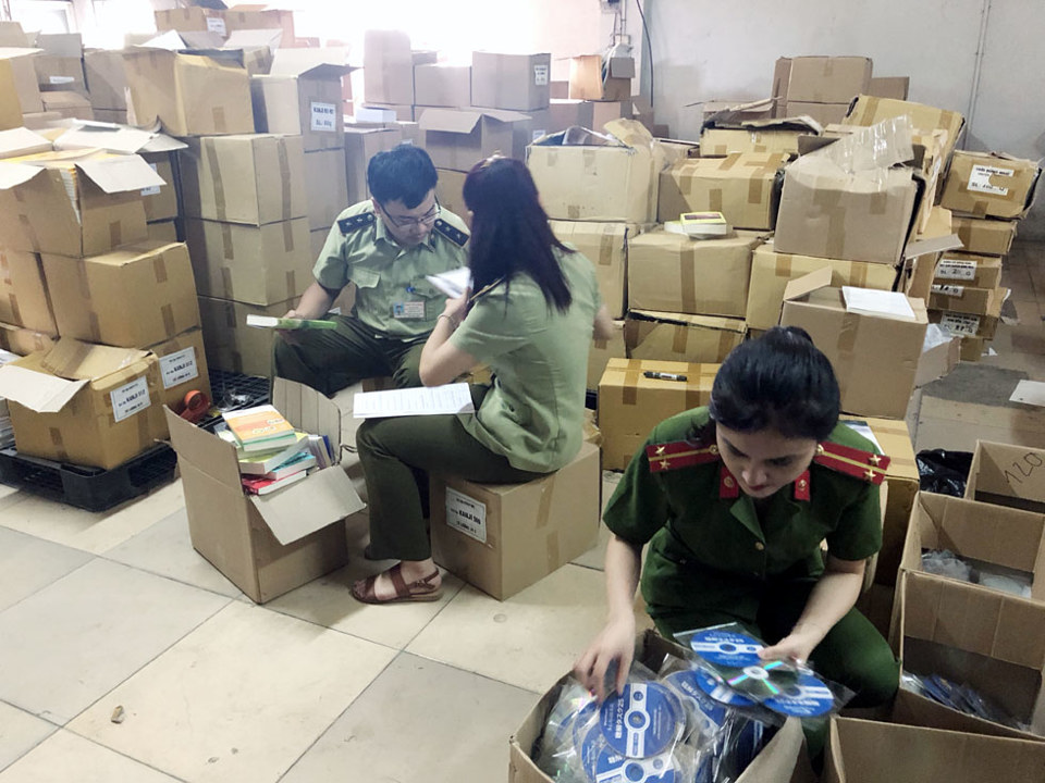 Quản lý thị trường Hà Nội phát hiện thu giữ 10 vạn cuốn sách in lậu - Ảnh 2