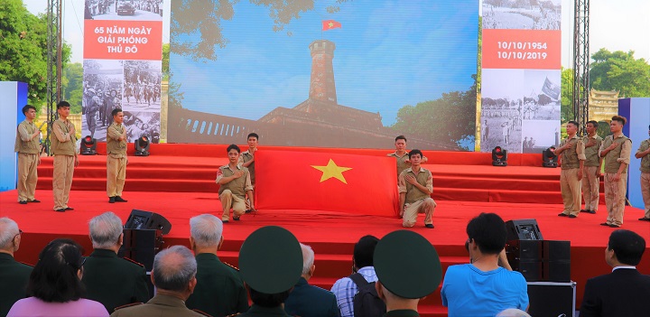 Hàng nghìn người dân dự lễ chào cờ lịch sử kỷ niệm 65 năm Ngày Giải phóng Thủ đô - Ảnh 5