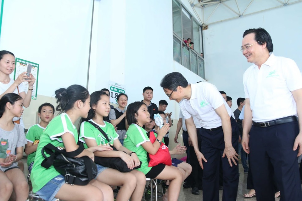 [Ảnh] Hơn 2.000 học sinh Hà Nội thỏa sức vui đùa với môn bơi - Ảnh 1