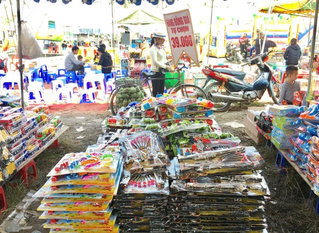 Súng nhựa “đồng giá” bày bán tràn lan tại lễ hội Đền Hai Bà Trưng - Ảnh 2